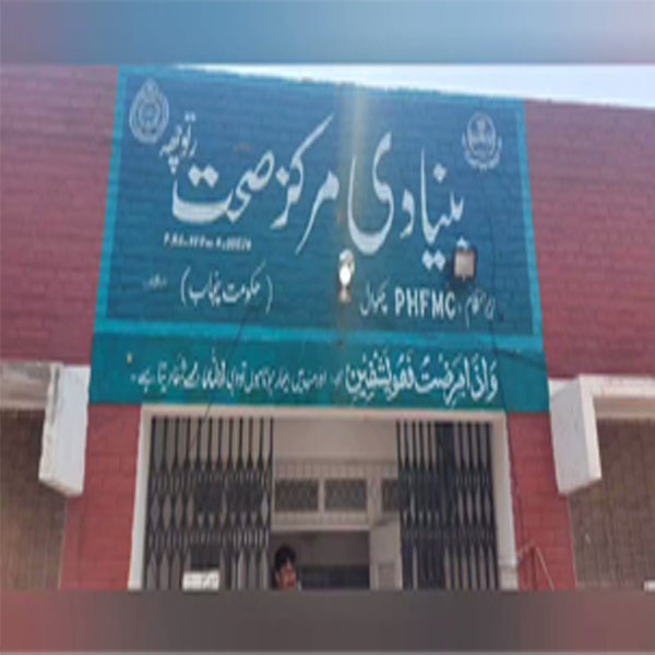 بنیادی صحت مرکز الہ آباد کی ایمرجنسی وارڈ میں ڈاکٹر موبائل پر مصروف رہنے لگے  