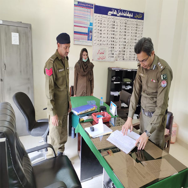 ڈی پی او قصور نے چونیاں دورہ کے دوران تھانہ سٹی چونیاں کا جائزہ لیا  