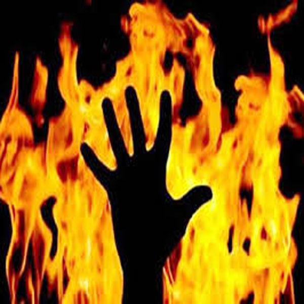 خاوند نے پٹرول چھڑک کر بیوی کو آگ لگا دی  
