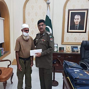 بزرگ اہلکار نے جانفشانی کا مظاہرہ کرتے ہوئے مجرم کو گرفتار کرلیا