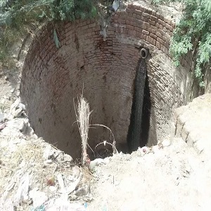   چک 194 ر ب رام نگر میں  مغلیہ دور کا  تاریخی کنواں ارباب اختیار کی لاپرواہی  کے باعث کوڑا دان بن گیا 