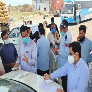 چک جھمرہ میں مختلف  بس اسٹینڈ پر ضلعی انتظامیہ کے افسران کا دورہ، انتظامات کا جائزہ لیا، متعدد افراد پر ایس او پی کی خلاف ورزی پر جرمانے بھی کیے گئے 