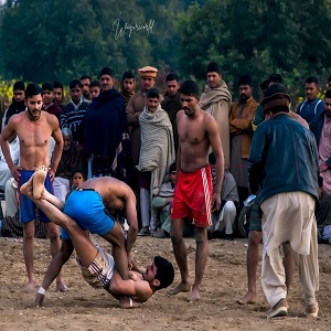 چک 444 گ ب بھلا میں کبڈی میچ کا ایک منظر ۔ کھلاڑیوں کے ساتھ شائقین کا جوش و خروش بھی عروج پر ہے