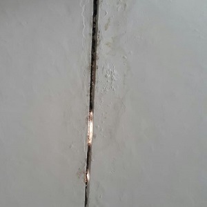    چک جھمرہ کے مرکزی ہسپتال میں ایم ایس نے اپنی مدد آپ کے تحت ٹپکتی چھت کی مرمت کرادی 