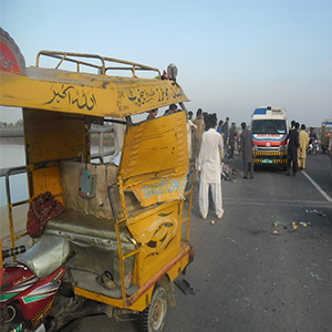 سمندری روڈ پر تین پلی سٹاپ کے قریب چنگ چی رکشہ اور موٹر سائیکل میں تصادم