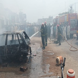 فیصل آباد روڈ پرویلڈنگ کرتےہوئے کار میں آگ لگ گئی 
