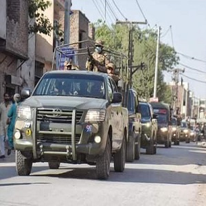 چنیوٹ کی سڑکوں پرپاک فوج کا فلیگ مارچ 