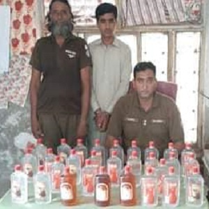 چنیوٹ، پولیس کی جرائم پیشہ عناصر کیخلاف کاروائیاں،  چرس، شراب اور ناجائز اسلحہ برآمد، 5 ملزمان گرفتار 