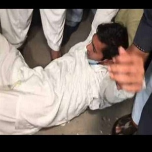   کرکٹروقار یونس کے والد کی نماز جنازہ میں شہریوں نے موبائل فون چور کو پکڑ لیا
