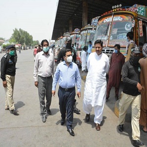 فیصل آباد میں ایس او پی عملدرآمد کے لیے حکام کا  بس اڈوں کا دورہ 