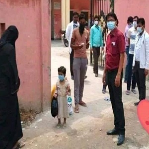 فیصل آباد میں یہ معصوم ننھی گڑیا اٹھارہ دن کے بعد کورونا سے صحت یاب ہو کر اپنے گھر واپس  آگئی 