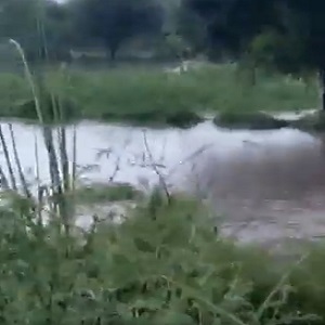  چک نمبر 423  گ ب  میں کھرلاں برالہ تاندلیانوالہ روڈ کے ساتھ نہر میں شگاف پڑ گیا