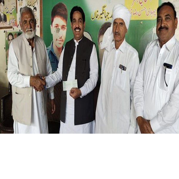    معروف کاشتکار محمد اشرف آصف  نے چوہدری احسن رضا خاں کو الکیشن کمپین کے ایک لاکھ کا چیک پیش کیا  
