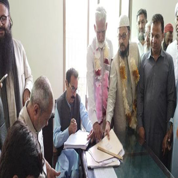 حافظ نزیر احمد کاغذات نامزدگی جمع کرا رہے ہیں  