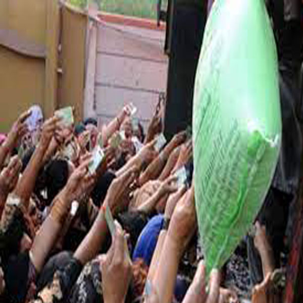 مفت آٹے کی تقسیم ، بھگدڑ مچنے سے چار خواتین زخمی دو بیہوش 