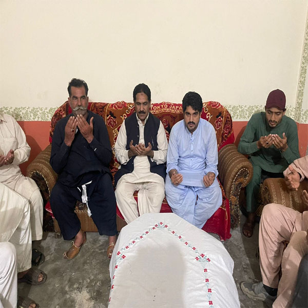 چوہدری احسن رضا خان ملک عاشق کی والدہ کے انتقال پر فاتحہ خوانی اور افسوس کا اظہا کرتے ہوئے 