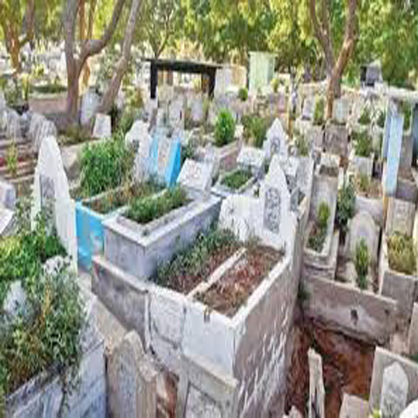 پرانی منڈی ٹھٹھہ والے قبرستان میں میت دفنانے کی جگہ کم پڑے نے لگی  