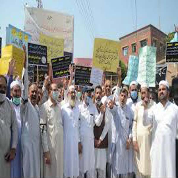 فروٹ ریڑھی والوں کا میونسپل کمیٹی ملازمین کیخلاف احتجاج 