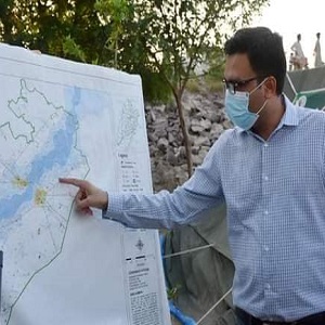 ڈی سی چنیوٹ کا دریائے چناب کا دورہ،  ممکنہ سیلابی صورتحال کے پیش نظر انتظامات کا جائزہ لیا