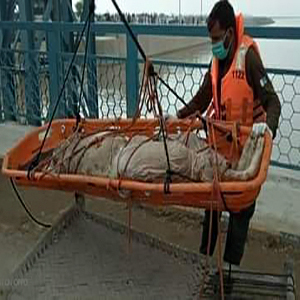 ہیڈ تریموں کے مقام پر پل کے نیچے پھنسی ہوئی نعش برآمد، ریسکیو 1122