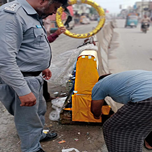 ایوب چوک پر گوہر شاہ کے قریب روڈ کے درمیان موجود ڈیوائیڈروں پر ریفلیکٹر لگائے گئے