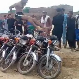 تاندلیانوالہ کے دلشان بلوچ نے 13 موٹر سائیکلوں کے اوپر سے چھلانگ لگاکر آصف مگسی کا ریکارڈ توڑ دیا
