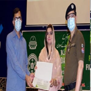 کورونا وائرس کے حوالے سے انتھک خدمات انجام دینے والے افسران میں اسناد کی تقسیم 