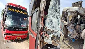 کوسٹر اور ٹرک میں تصادم ، 2 افراد جان بحق ، 10 زخمی  