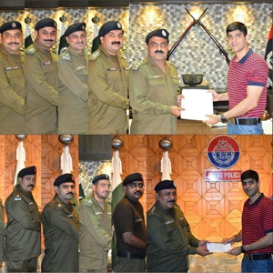 ڈسٹرکٹ پولیس آفیسر جھنگ کی پولیس افسران میں نقد انعامات/ سرٹیفکیٹ کی تقسیم