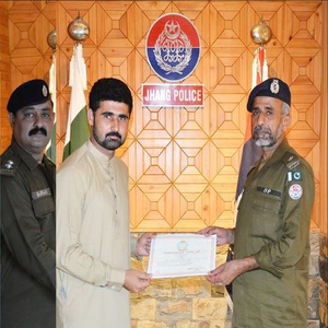 ڈی پی او جھنگ مزمل حسین نے سکیورٹی برانچ کے افسران میں بہترین کارکردگی پر سرٹیفکیٹ تقسیم کئے