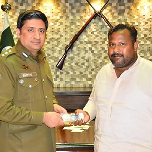  ٹریفک پولیس کو ملنے والی گمشدہ رقم مالک کے حوالے