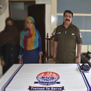 چک129 جی بی  منشیات فروش خاتون ملزمہ شراب سمیت گرفتار 