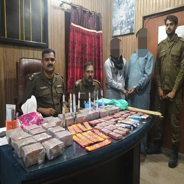 شب برات کے موقع پر پولیس کا آتش بازی کا سامان فروخت کرنیوالوں کے خلاف کریک ڈاؤن 