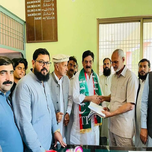 کرنل ہاشم ڈوگر کاغذات نامزدگی جمع کرارہے ہیں  