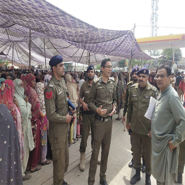  ڈی پی او قصور طارق عزیز سندھو کا آٹا تقسیم کے دو مقامات ماڈل بازار اور ریلوے سٹیشن کا دورہ  