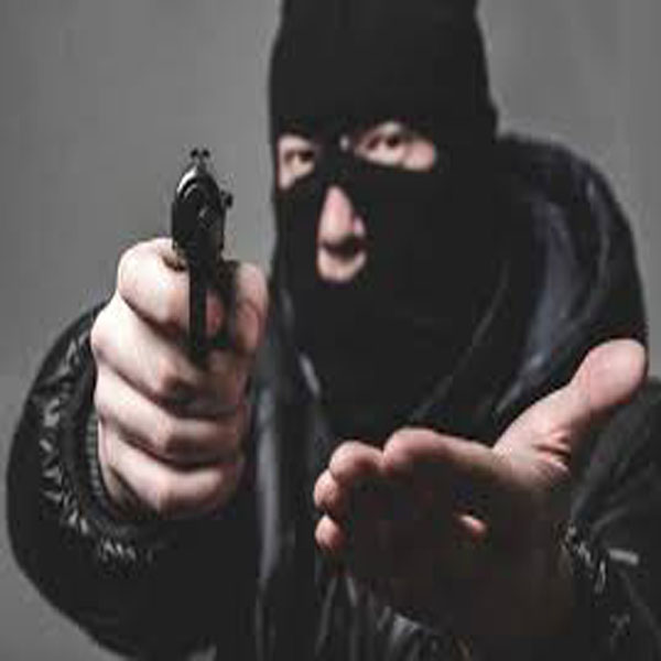 ڈاکوں نے انڈوں کے سیل مین سے ساڑھے 3 لاکھ نقدی لوٹ لیے  