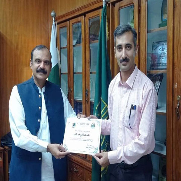 مصنف امجد ظفر علی کی ڈپٹی کمشنر محمد ارشد بھٹی سے ملاقات  