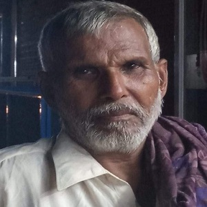 لاری اڈہ گوجرہ میں ایک بزرگ شخص کو اپنے عزیزوں کا انتظار ہے  