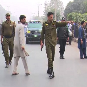 چک جھمرہ میں پولیس مقابلہ، 2 ڈاکو ہلاک، 2 زخمی