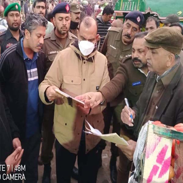 ڈپٹی کمشنر قصور کا سبزی منڈی و پھل منڈی کا دورہ 