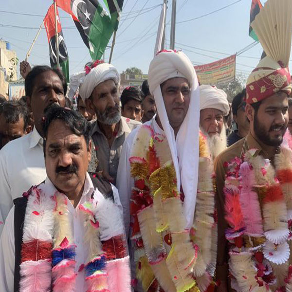 مرزا علی ارباب   کاغذات نامزدگی جمع  کرانے جارہے ہیں 