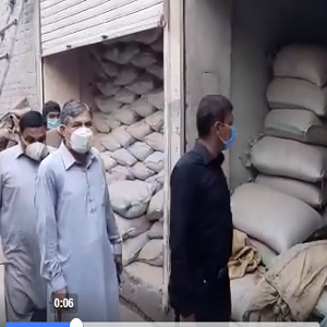 فیصل آباد:ضلعی انتظامیہ کی ذخیرہ اندوزی کے خلاف بڑی کارروائی, گودام سے 3 ہزار من گندم برآمد 