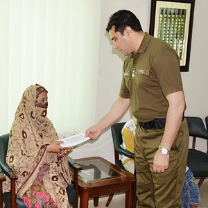 فیصل آباد کے شہید اور زخمی  ٹریفک وارڈن کے لواحقین میں 79لاکھ روپے کے امدادی چیک کی تقسیم