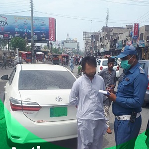 فیصل آباد ٹریفک پولیس کی  گرین نمبر پلیٹ اور بلیو ریوالونگ لائٹس کے خلاف مہم جاری