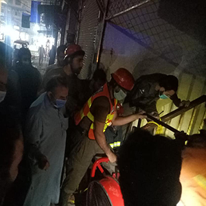 ریسکیو 1122 نے ہشنگری فردوس پلازہ کے  قریب لگنے والی آگ پر قابو پالیا 