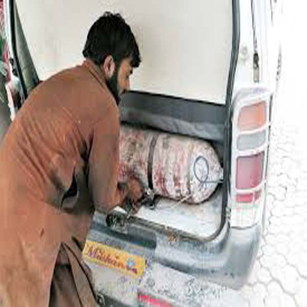 ایل پی جی سلنڈر استعمال کرنے والی 10  گاڑیاں تھانوں میں بند  