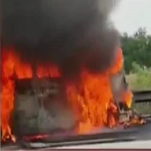 موٹرووے ایم فورکے مقام پر مسافر وین میں آگ بھڑک اٹھی ۔ آتشزدگی سے تین بچوں سمیت چھ افراد جاں بحق ہوگئے،  دس افراد بری طرح جھلس گئے