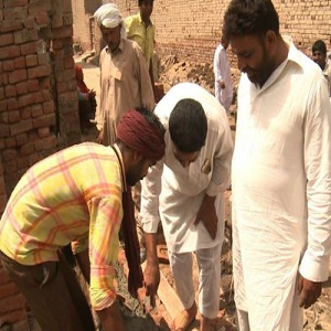 گوجرہ میں  مسلمان عیسائیوں کے گرجا گھر کی تعمیر میں ان کی مدد کرتے ہیں  