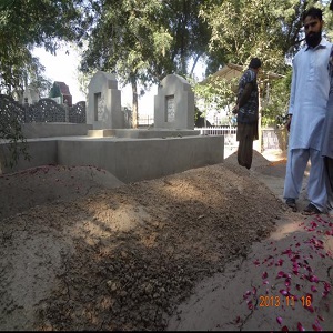 گوجرہ ،حادثہ کا شکار ہونیوالے ایک ہی خاندان کے چھ افراد کو مقامی قبرستان میں سپرد خاک کر دیا گیا