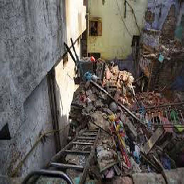 بارش سے مکان کی چھت گر گئی ، 2 بچوں سمیت 5 افراد زخمی 